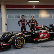 Romain Grosjean y Pastor Maldonado posan con el E22