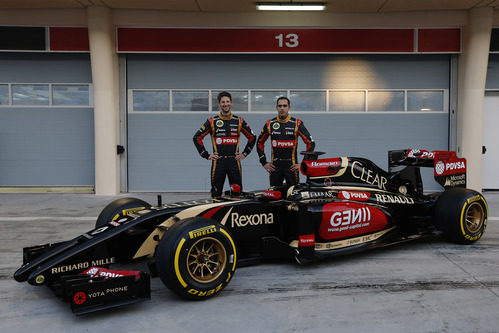 Romain Grosjean y Pastor Maldonado posan con el E22