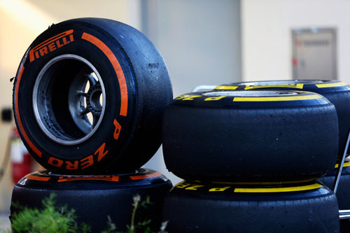 Neumáticos Pirelli apilados en Sakhir