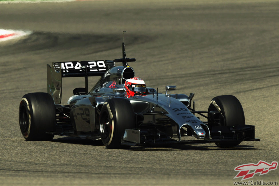 Kevin Magnussen avanza con el MP4-29