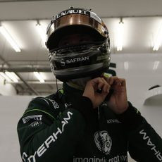 Kamui Kobayashi ajustándose el casco