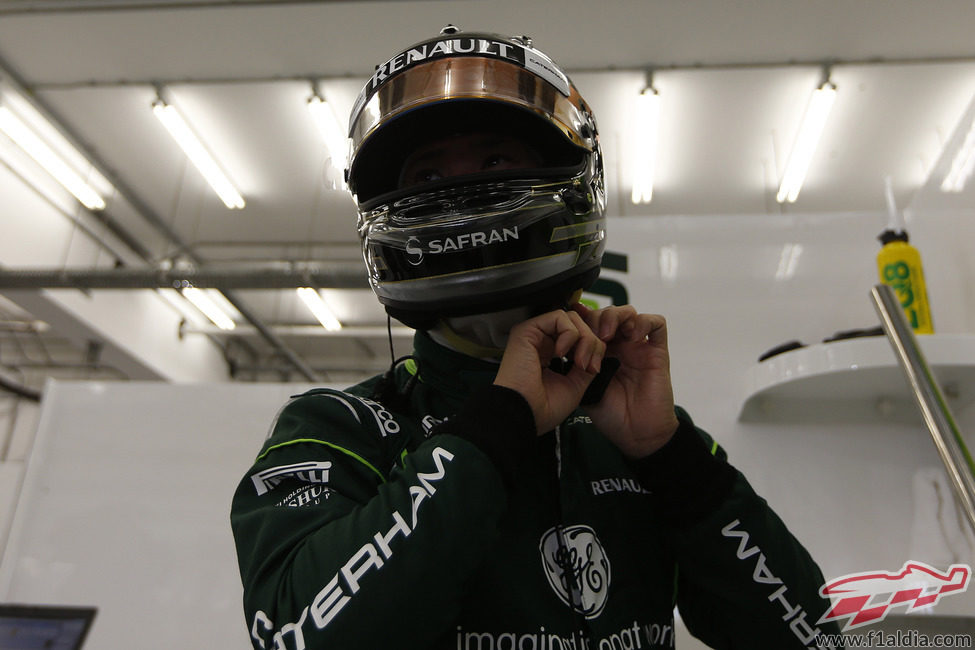 Kamui Kobayashi ajustándose el casco