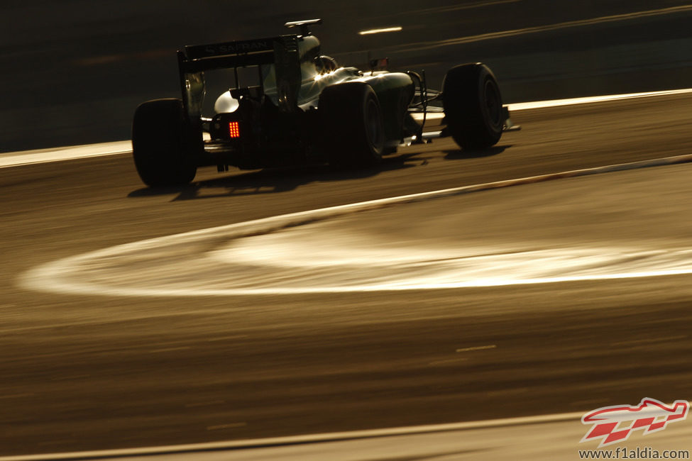 Luces y sombras para Caterham en Baréin