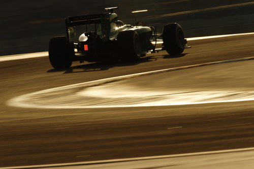 Luces y sombras para Caterham en Baréin