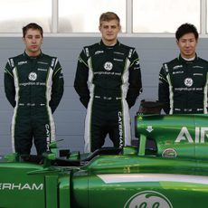 Robin Frijns, Marcus Ericsson y Kamui Kobayashi posan junto al CT05