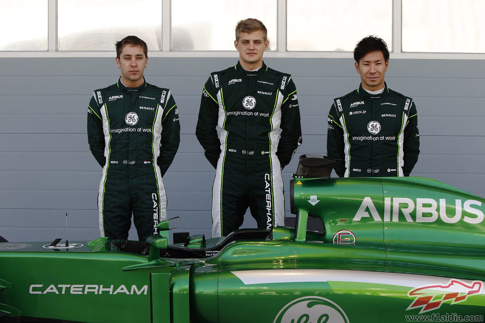 Robin Frijns, Marcus Ericsson y Kamui Kobayashi posan junto al CT05