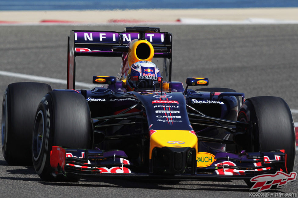 Daniel Ricciardo debuta con el RB10 en la pista de Sakhir