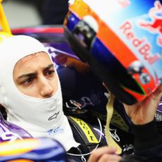 Daniel Ricciardo se coloca el casco dentro del RB10