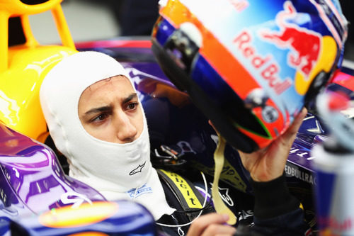 Daniel Ricciardo se coloca el casco dentro del RB10