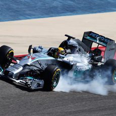 Pasada de frenada de Lewis Hamilton en el asfalto de Sakhir