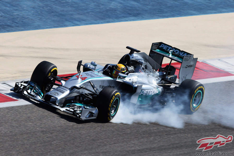 Pasada de frenada de Lewis Hamilton en el asfalto de Sakhir