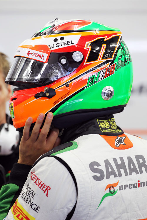 Sergio Pérez preparándose para salir a pista.