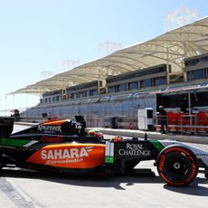 Sergio Pérez saliendo de boxes en Baréin