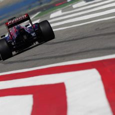 Daniil Kvyat sale por el pitlane del Circuito de Baréin