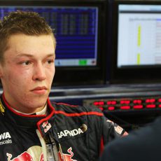 Daniil Kvyat charla con Phil Charles, jefe de ingenieros de Toro Rosso