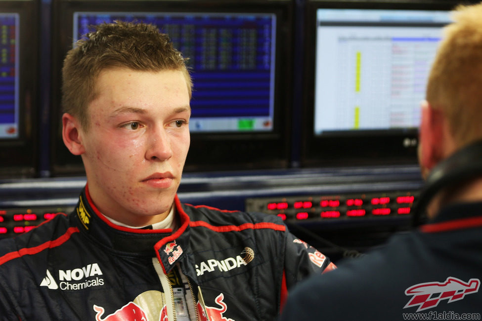 Daniil Kvyat charla con Phil Charles, jefe de ingenieros de Toro Rosso