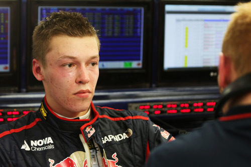 Daniil Kvyat charla con Phil Charles, jefe de ingenieros de Toro Rosso