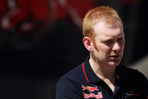 Phil Charles, jefe de ingenieros de Toro Rosso, durante la tercera jornada de test en Baréin