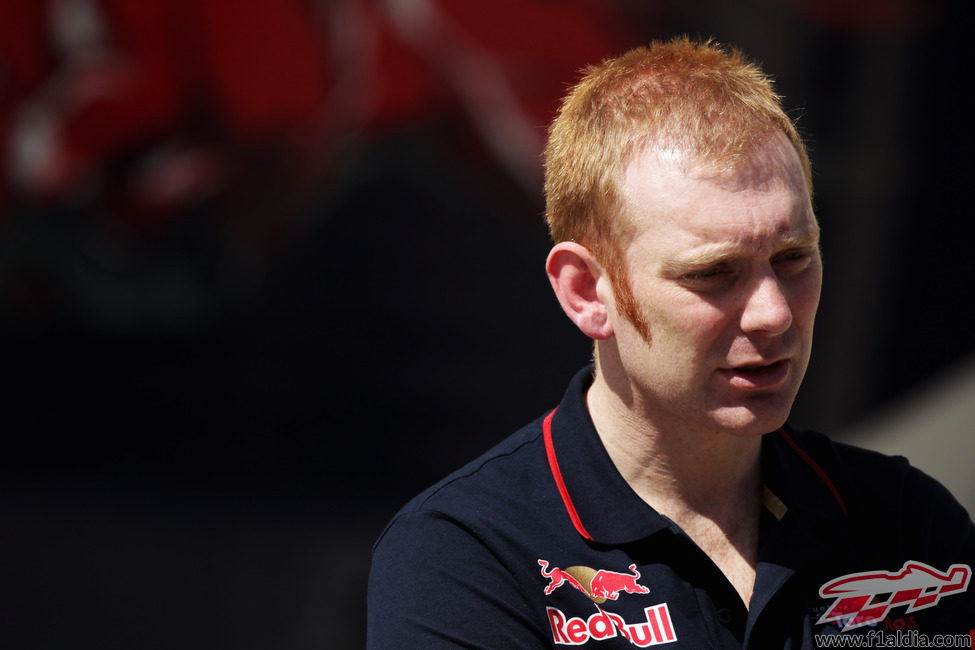 Phil Charles, jefe de ingenieros de Toro Rosso, durante la tercera jornada de test en Baréin