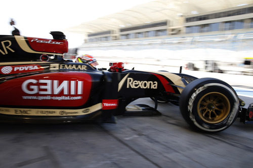 Pastor Maldonado se estrena con Lotus en Baréin