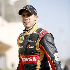 Pastor Maldonado con el mono de Lotus en Baréin