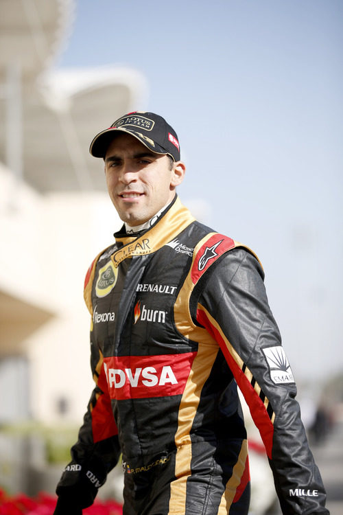 Pastor Maldonado con el mono de Lotus en Baréin