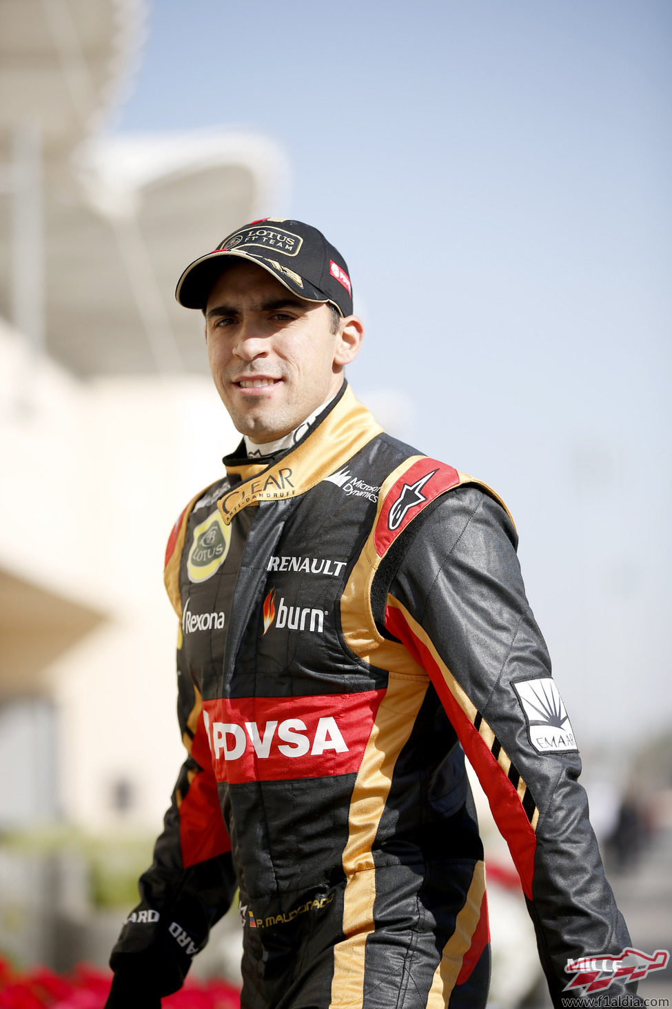 Pastor Maldonado con el mono de Lotus en Baréin