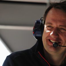 Steve Nielsen sonríe desde el pitwall de Toro Rosso en Baréin