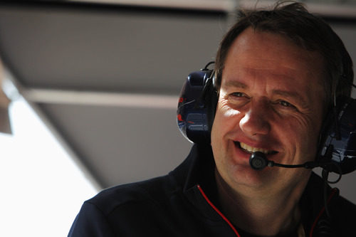 Steve Nielsen sonríe desde el pitwall de Toro Rosso en Baréin