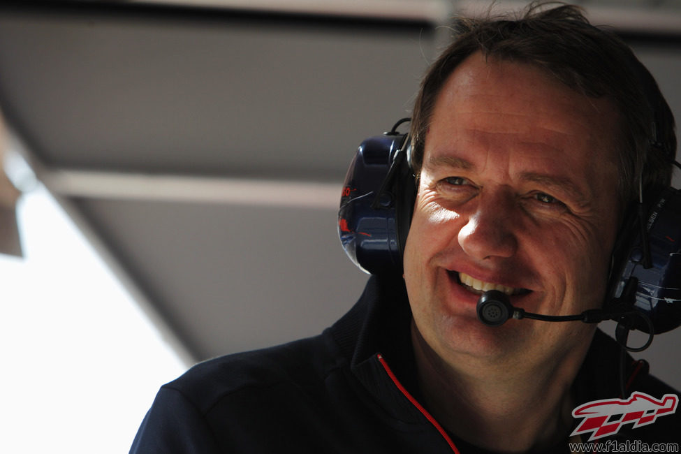 Steve Nielsen sonríe desde el pitwall de Toro Rosso en Baréin