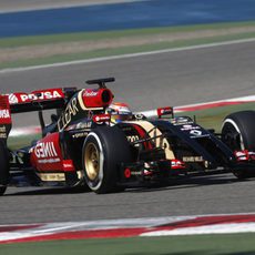 El Lotus E22 rueda en Baréin de la mano de Pastor Maldonado