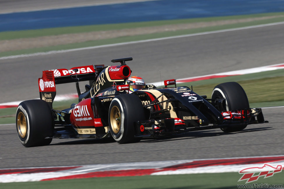 El Lotus E22 rueda en Baréin de la mano de Pastor Maldonado