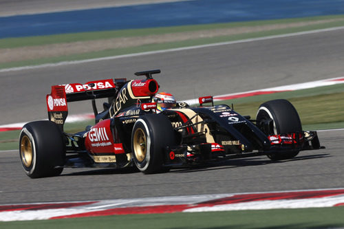 El Lotus E22 rueda en Baréin de la mano de Pastor Maldonado