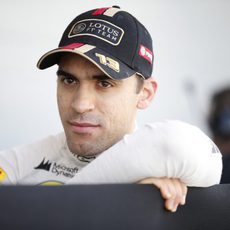 Pastor Maldonado a la espera en el pit-lane de Sakhir