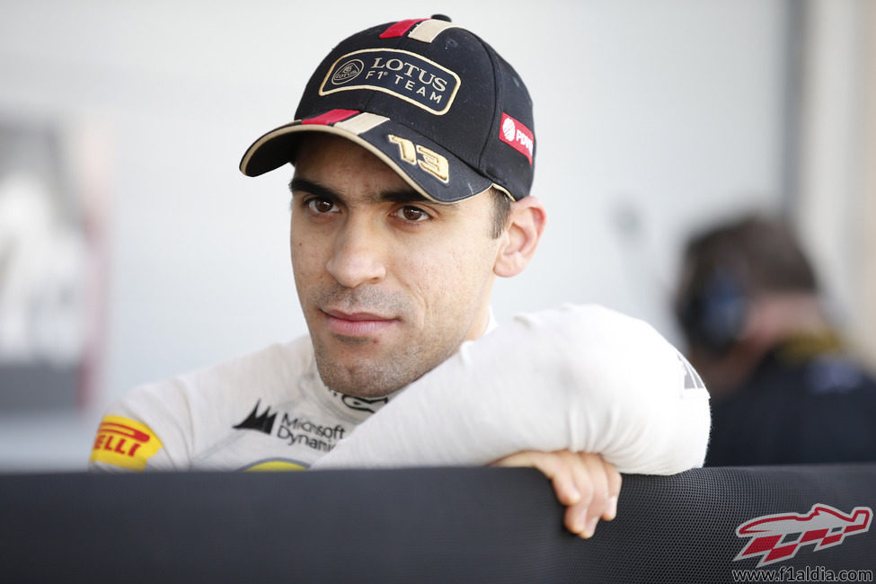 Pastor Maldonado a la espera en el pit-lane de Sakhir