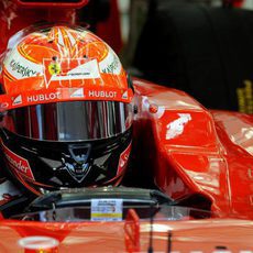 Kimi Räikkönen espera para salir al asfalto a los mandos del F14-T