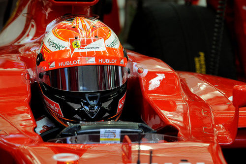 Kimi Räikkönen espera para salir al asfalto a los mandos del F14-T