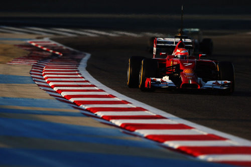 Kimi Räikkönen abre el DRS del F14-T en el Circuito de Baréin