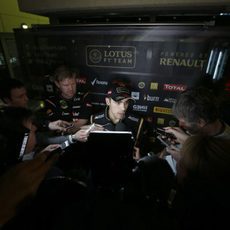 Pastor Maldonado atiende a los medios caída la noche en Baréin