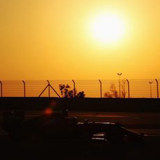 La luz del atardecer ilumina el F14-T de Kimi Räikkönen en Baréin