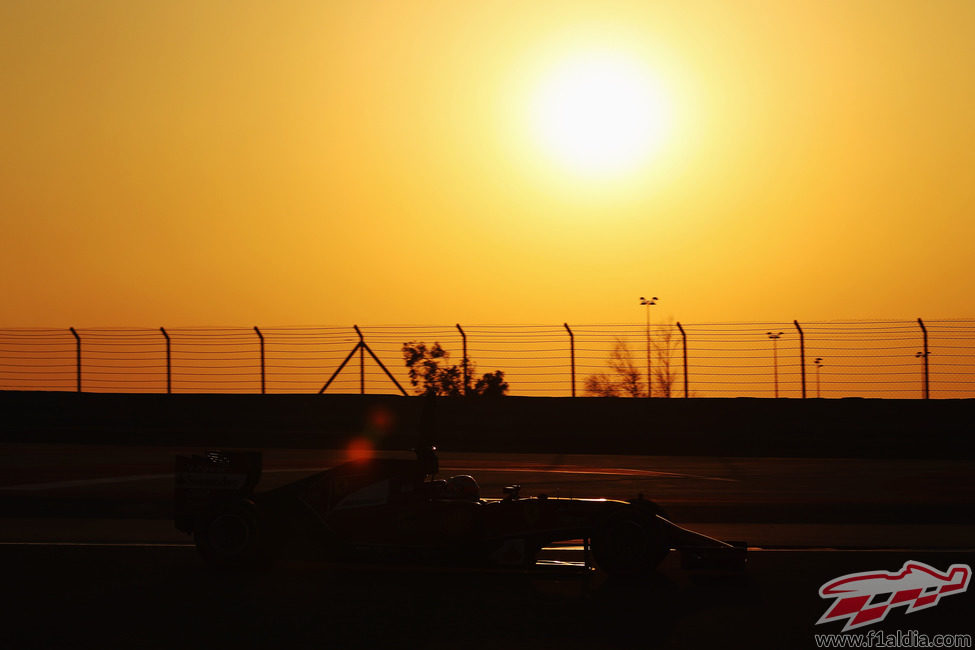 La luz del atardecer ilumina el F14-T de Kimi Räikkönen en Baréin