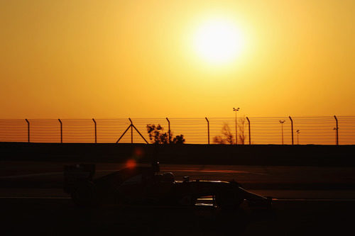 La luz del atardecer ilumina el F14-T de Kimi Räikkönen en Baréin