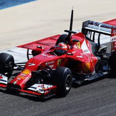 Kimi Räikkönen consigue completar 57 vueltas al trazado del Circuito de Baréin