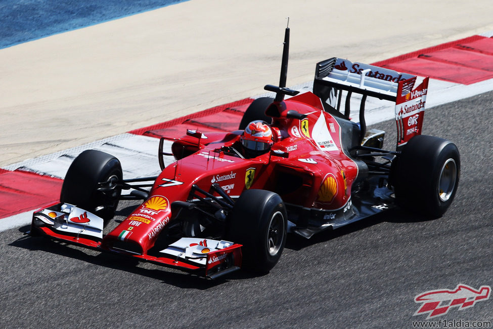 Kimi Räikkönen consigue completar 57 vueltas al trazado del Circuito de Baréin