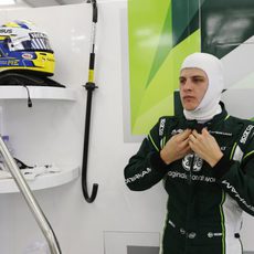 Marcus Ericsson se ajusta su mono