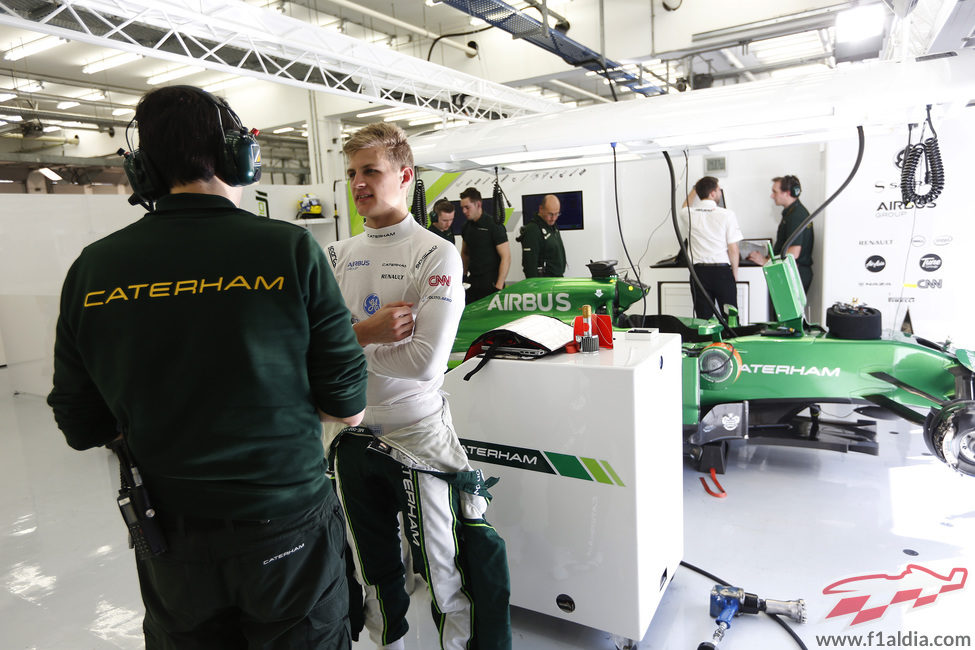 Marcus Ericsson sigue en su box entusiasmado