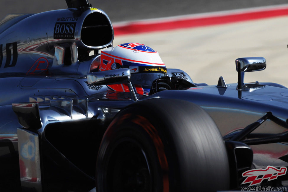 Jenson Button rueda con el MP4/27