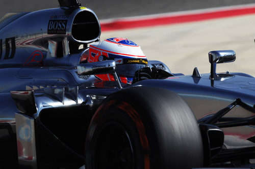 Jenson Button rueda con el MP4/27