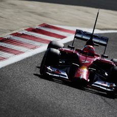 Kimi Räikkönen pilota el F14-T en Baréin