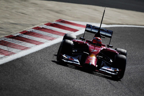 Kimi Räikkönen pilota el F14-T en Baréin